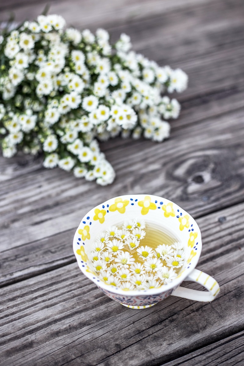 ORNELLA BINNI - ČasProŽeny.cz white and yellow cup with flowers on table