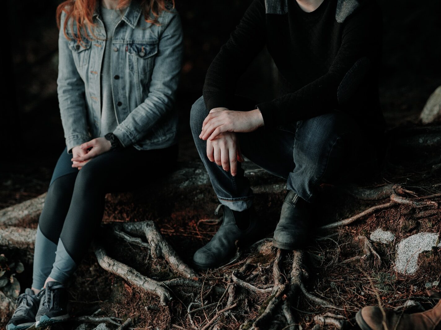 - ČasProŽeny.cz two person sitting on wood slab