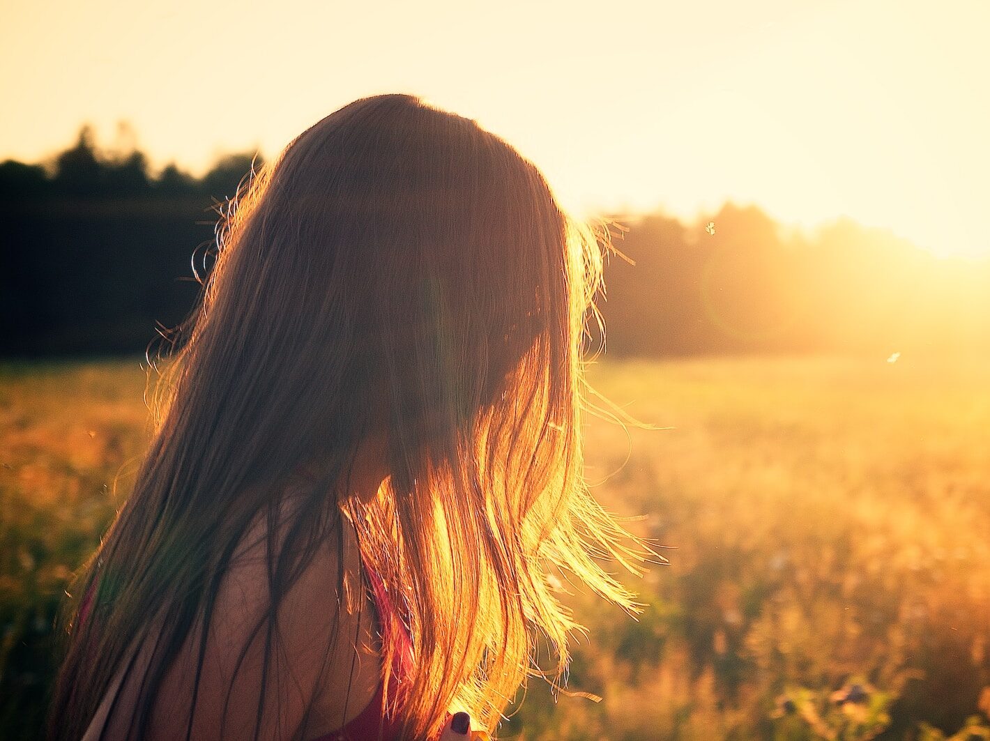 - ČasProŽeny.cz woman wearing black camisole top walking on grass field during sunrise