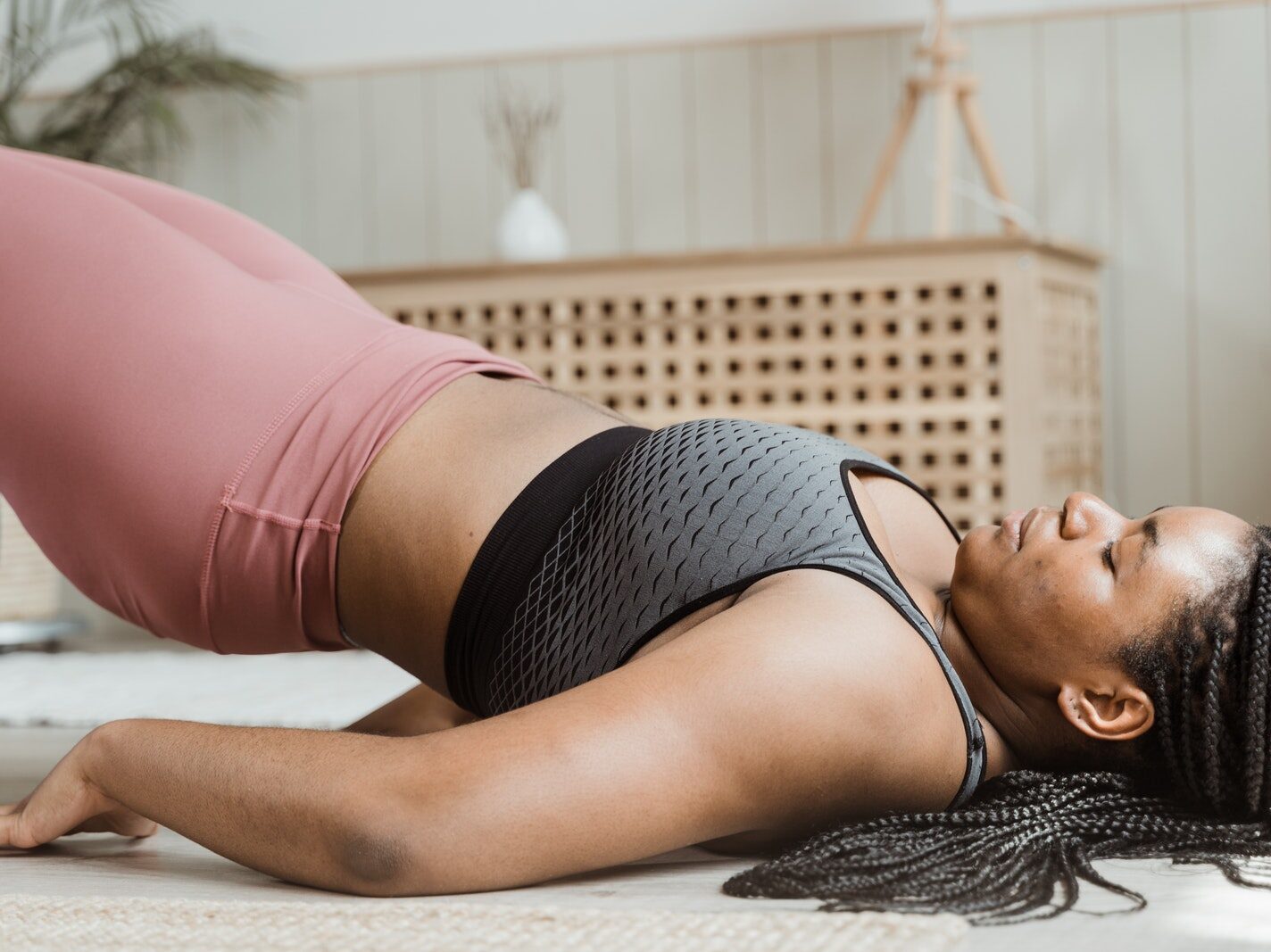 - ČasProŽeny.cz Woman in Black Top and Pink Leggings Exercising on the Floor with Fit Ball