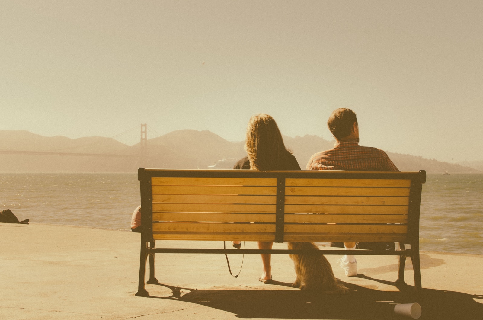 Charlie Foster - ČasProŽeny.cz man and woman sitting on bench beside body of water