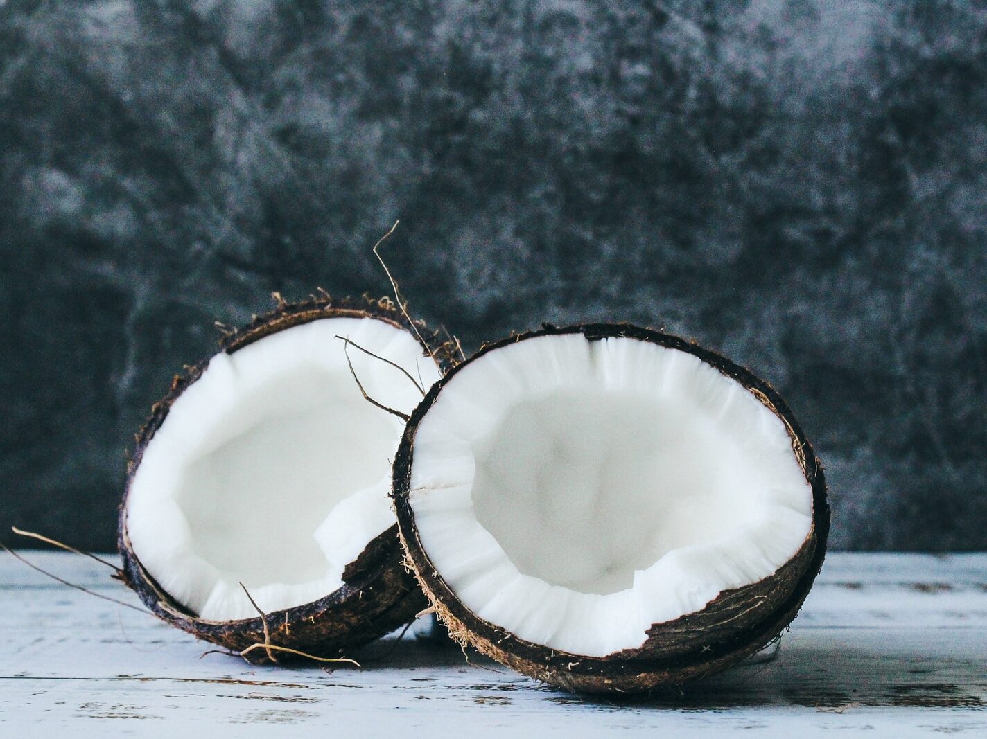 - ČasProŽeny.cz white and brown round ornament