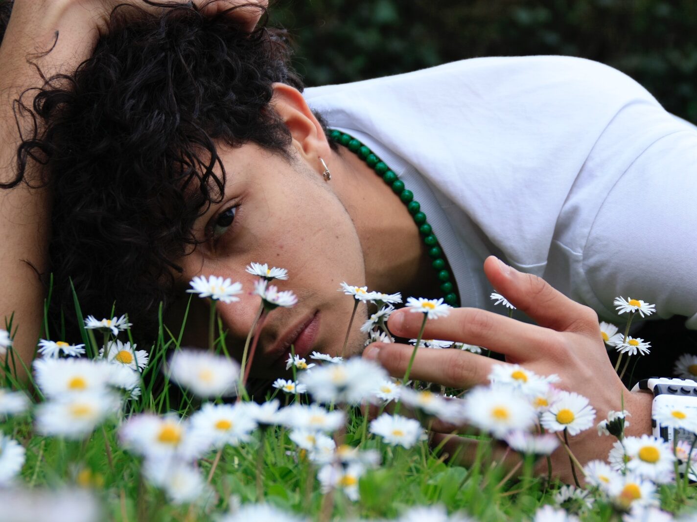 - ČasProŽeny.cz man lying down on flower bed