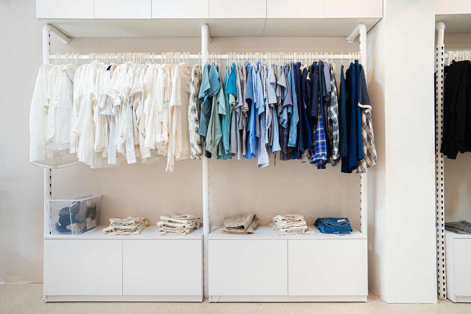 A65 Design - ČasProŽeny.cz white and blue shirts hanging on white wooden cabinet