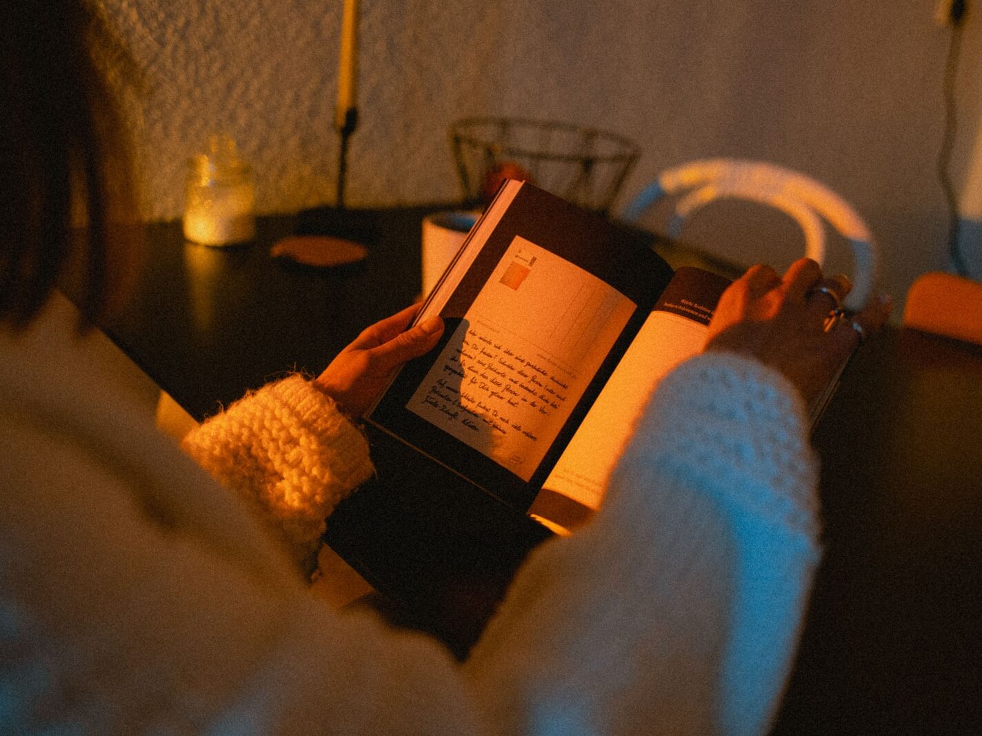 - ČasProŽeny.cz person holding black tablet computer