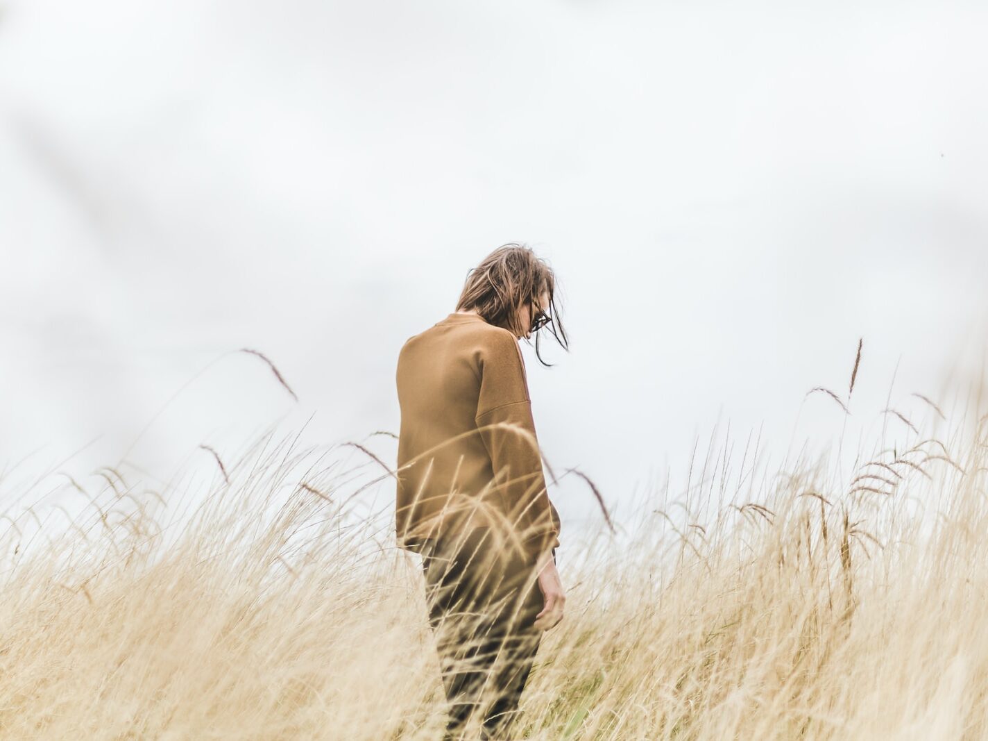 - ČasProŽeny.cz person standing in the middle of wheat field