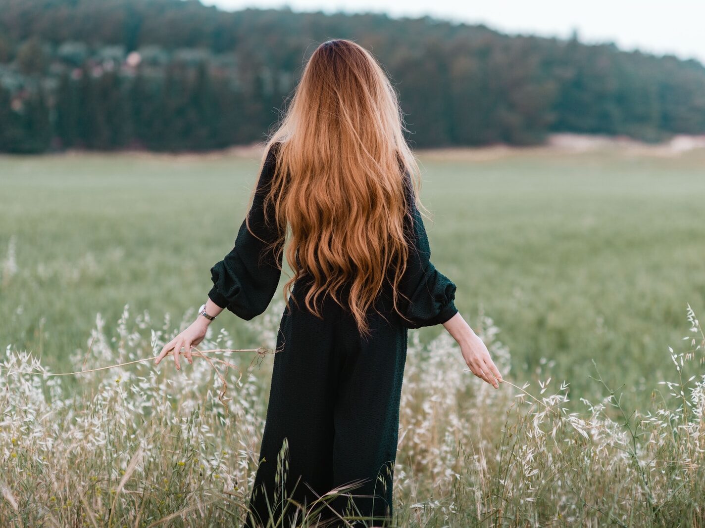 - ČasProŽeny.cz woman standing on green grass field during daytime
