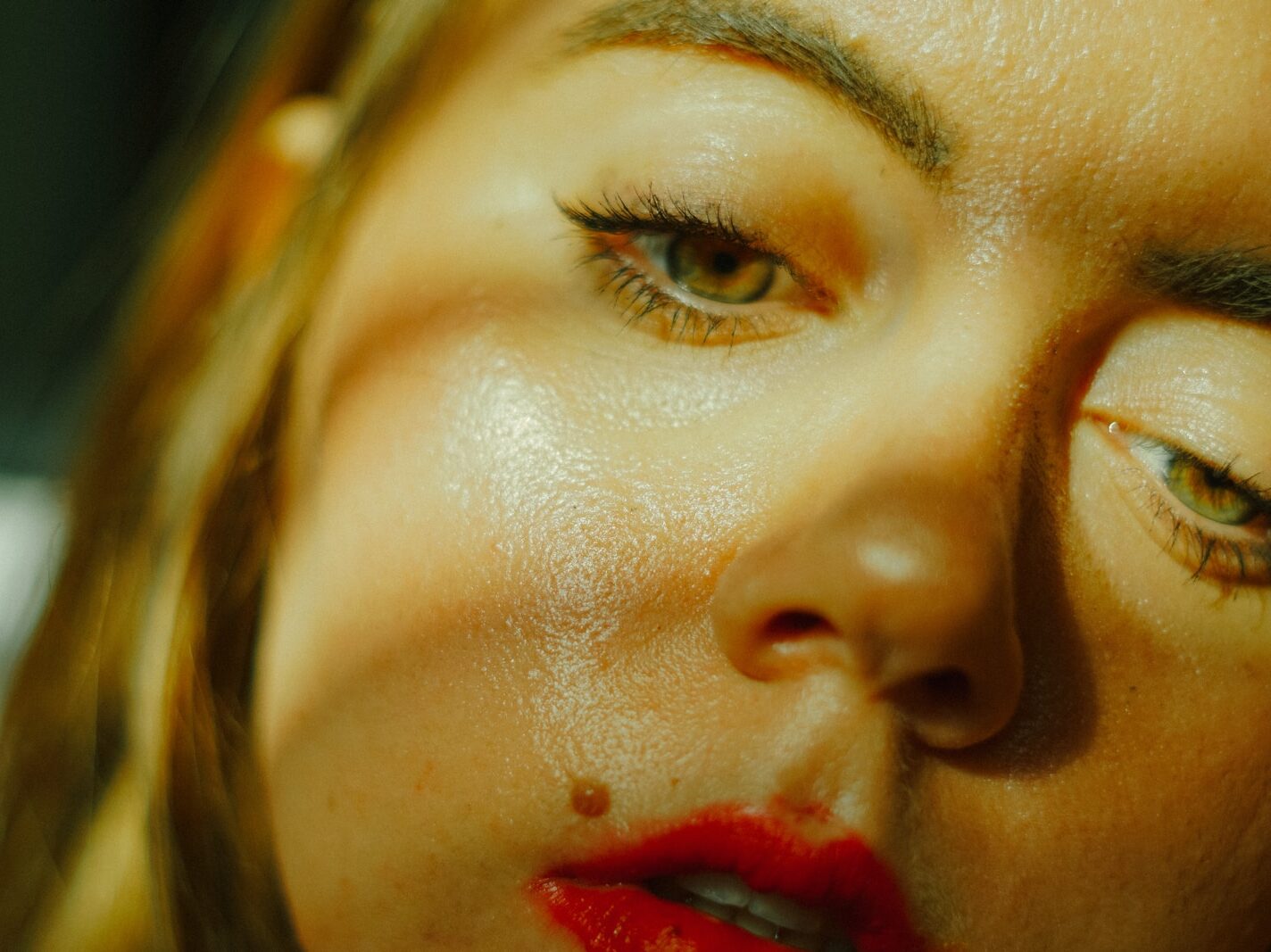 photo-by-haley-lawrence - ČasProŽeny.cz selective focus of woman in red lipstick