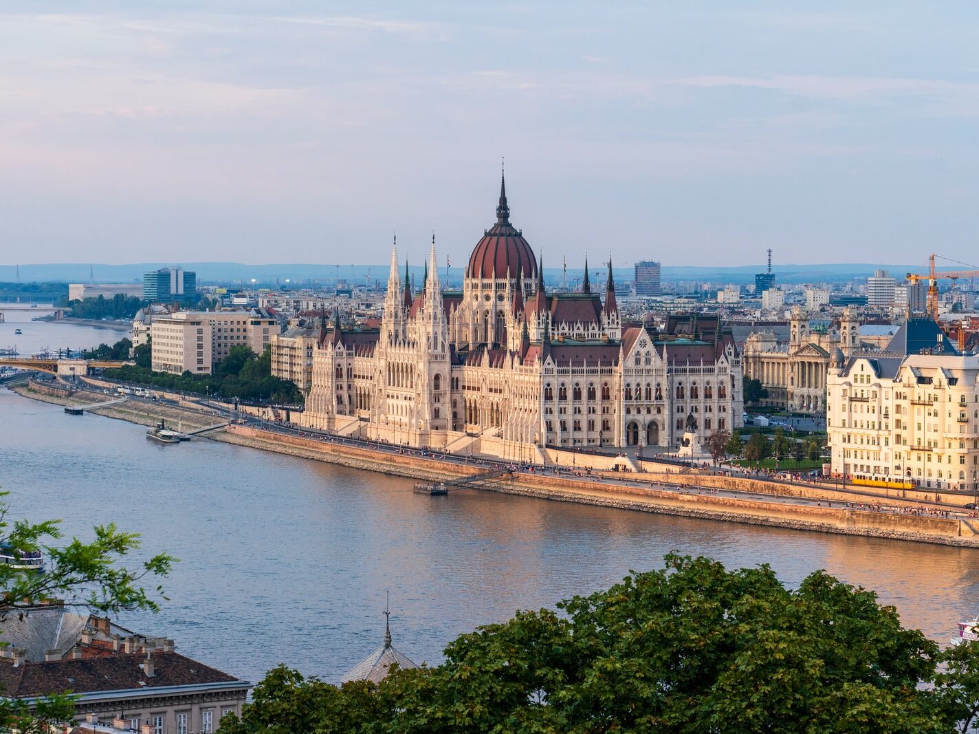 - ČasProŽeny.cz brown concrete building near body of water during daytime