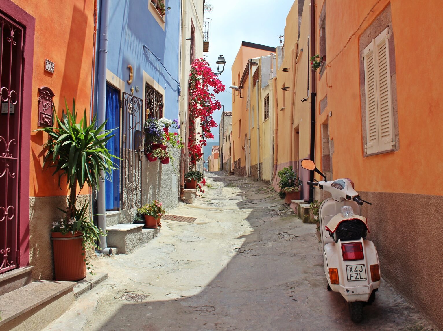 - ČasProŽeny.cz white motor scooter near building