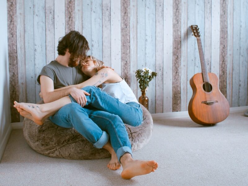 - ČasProŽeny.cz man and woman sitting on gray beanbag