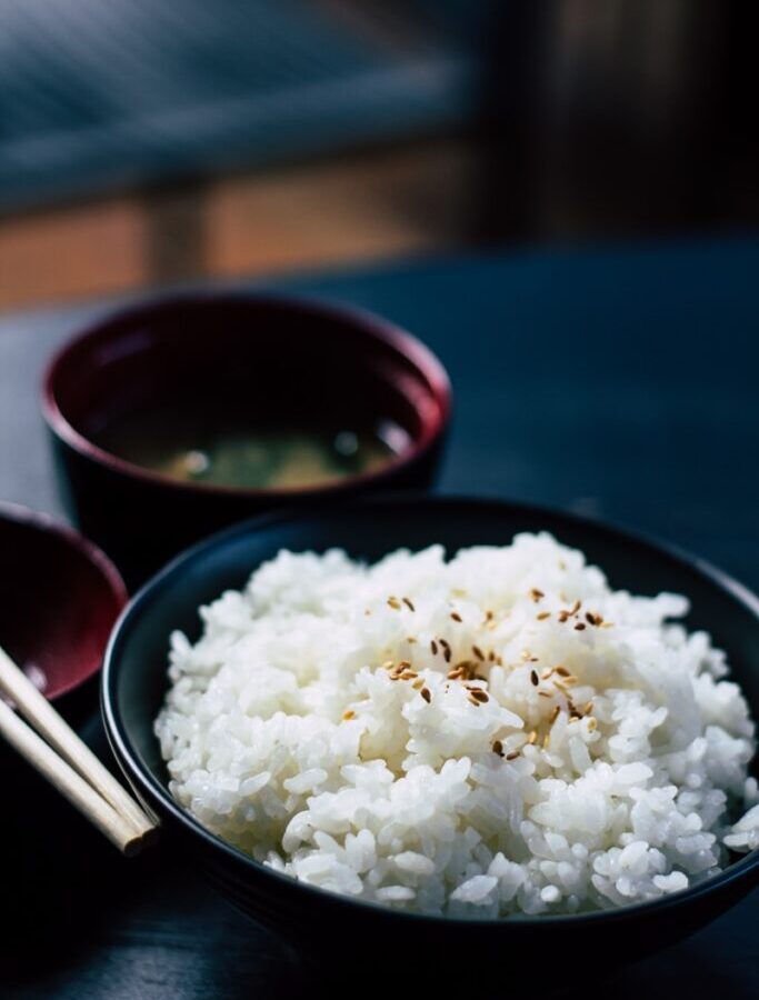 riith sesame in black bowl