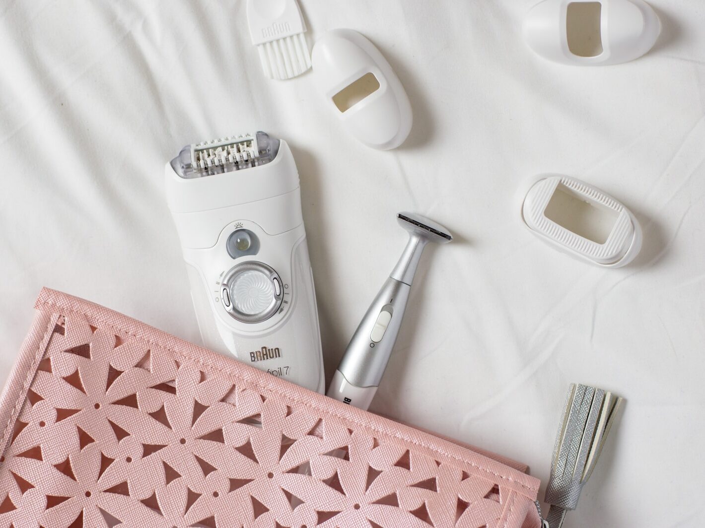 - ČasProŽeny.cz white shaver on white textile