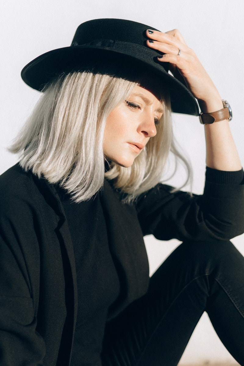 Nataliya Vaitkevich - ČasProŽeny.cz Woman in Black Long Sleeve Shirt and Black Hat