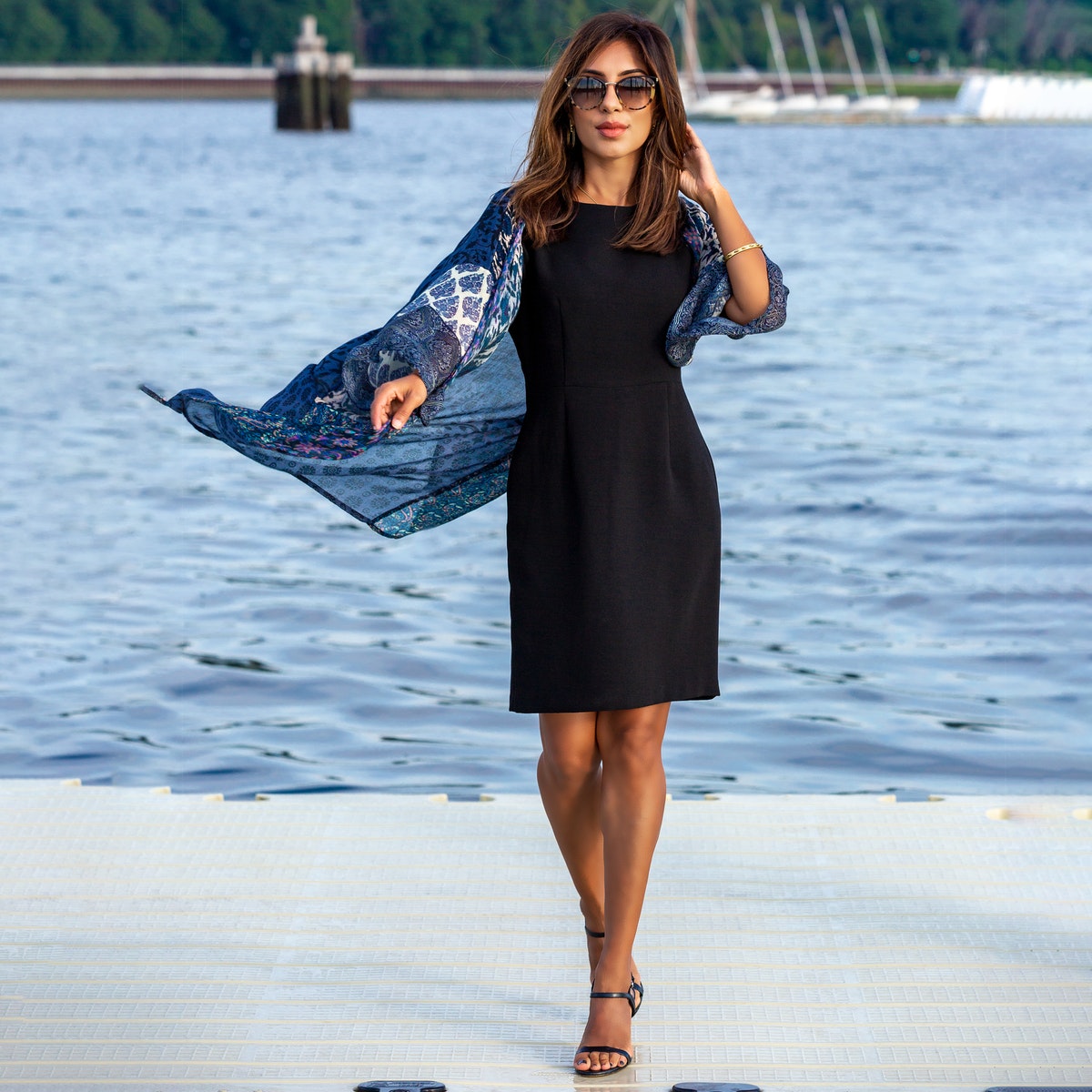 Jeff Denlea - ČasProŽeny.cz Stylish woman in dress on pier