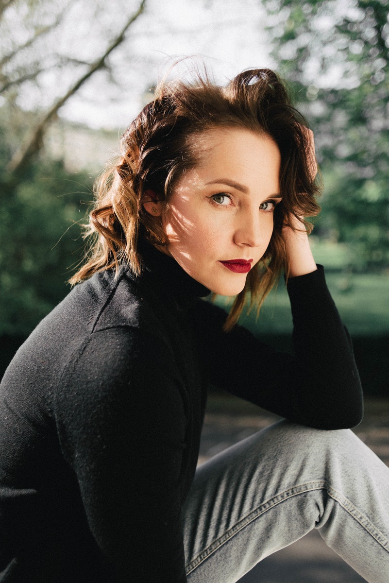 Olga Lioncat - ČasProŽeny.cz Charming woman touching wavy hair in park