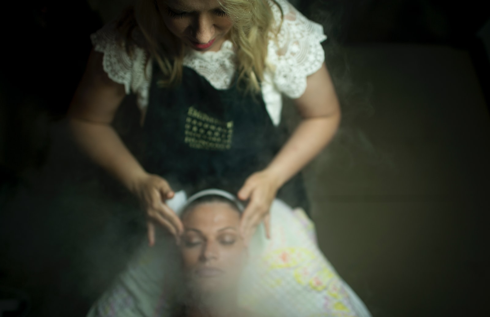 - ČasProŽeny.cz woman in black and white shirt carrying baby