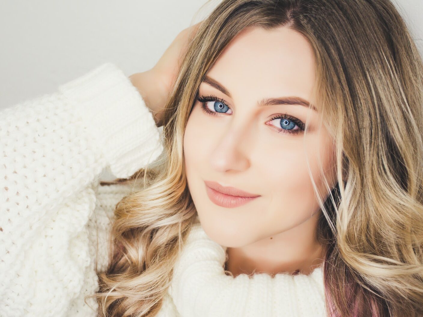 woman wearing white sweater closeup photography
