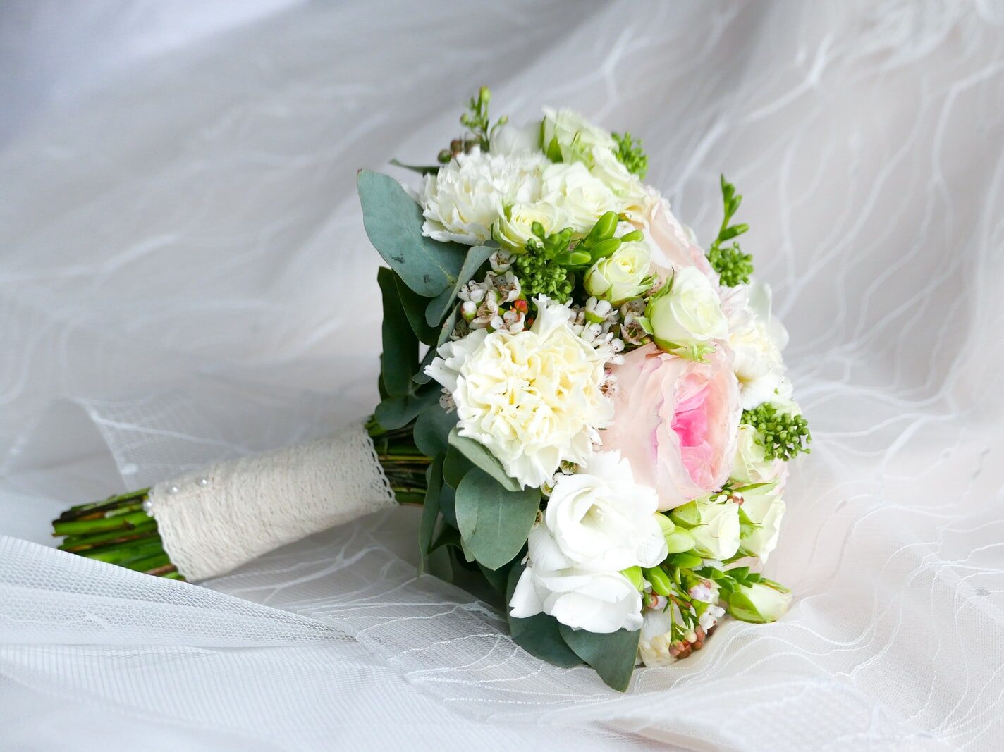 closeup photo of white and pink petaled flower bouquet