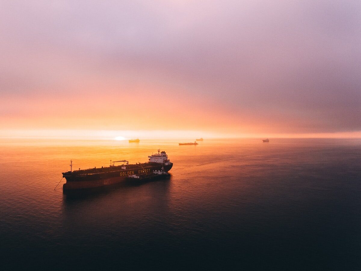 Ian Simmonds - ČasProŽeny.cz ship cruising on body of water