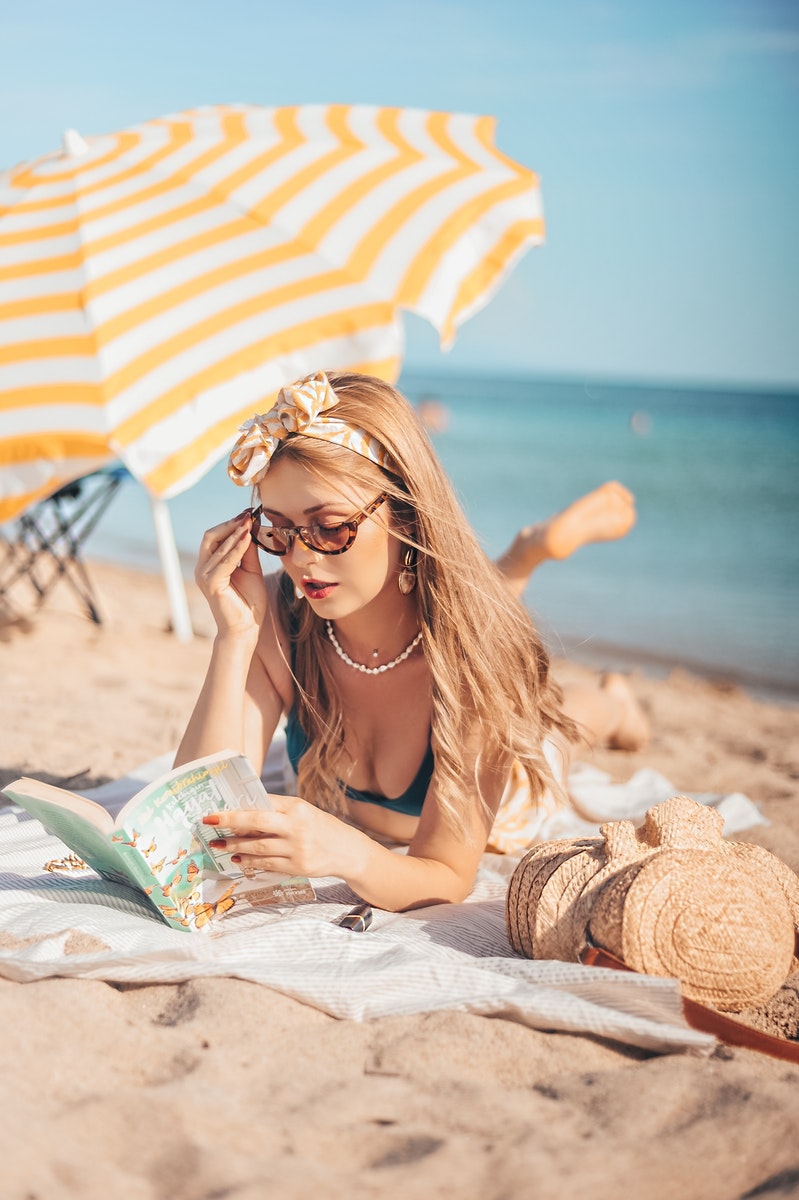 Şule Makaroğlu - ČasProŽeny.cz Women's lying on the beach sand reading a book