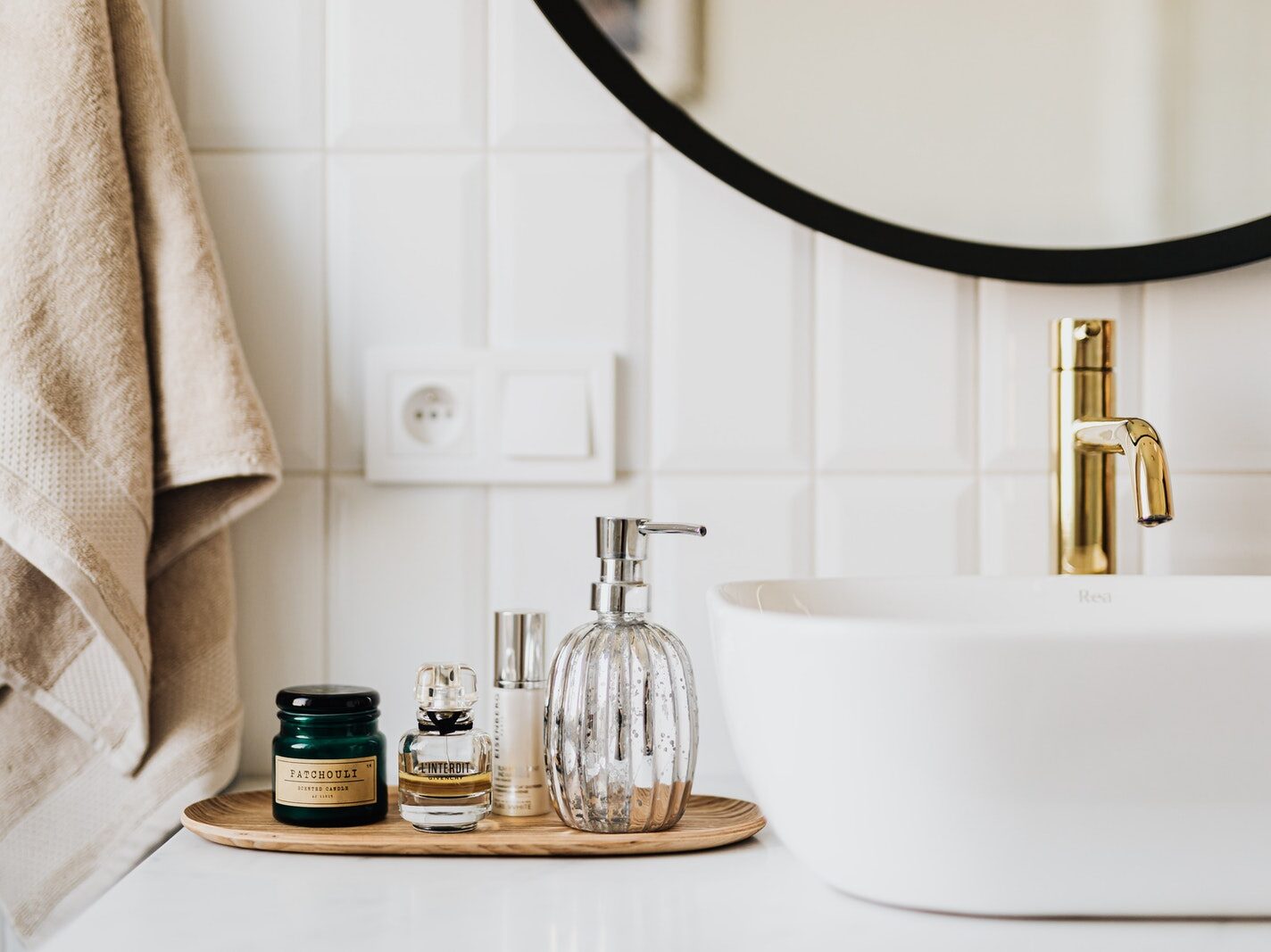 - ČasProŽeny.cz Set of skin care products in contemporary bathroom