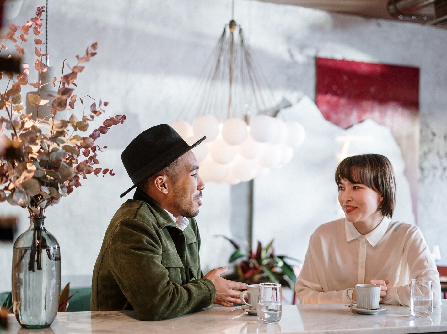 - ČasProŽeny.cz Man in Green Jacket Sitting Beside Woman in Brown Coat