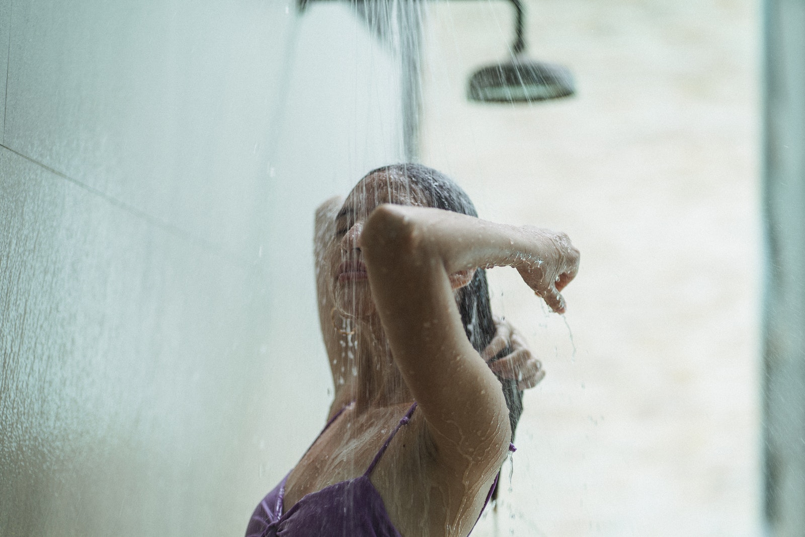- ČasProŽeny.cz Young female in swimsuit rinsing hair in shower