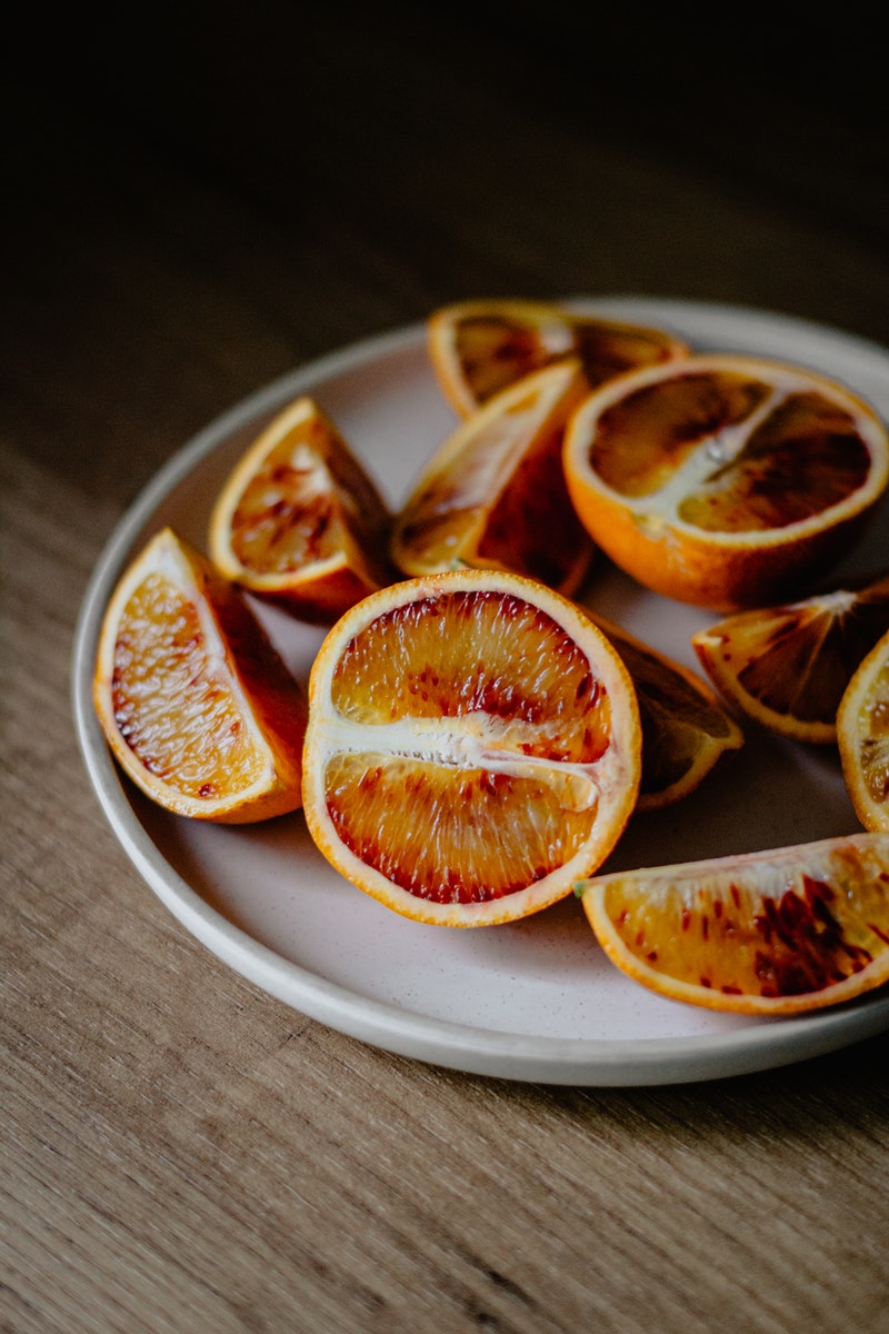 Marta Dzedyshko - ČasProŽeny.cz High angle of red oranges cut on halves and slices placed on plate