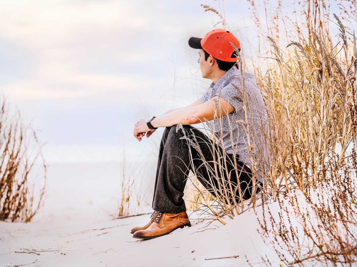 - ČasProŽeny.cz man sitting on sand with wheat looking right during daytime
