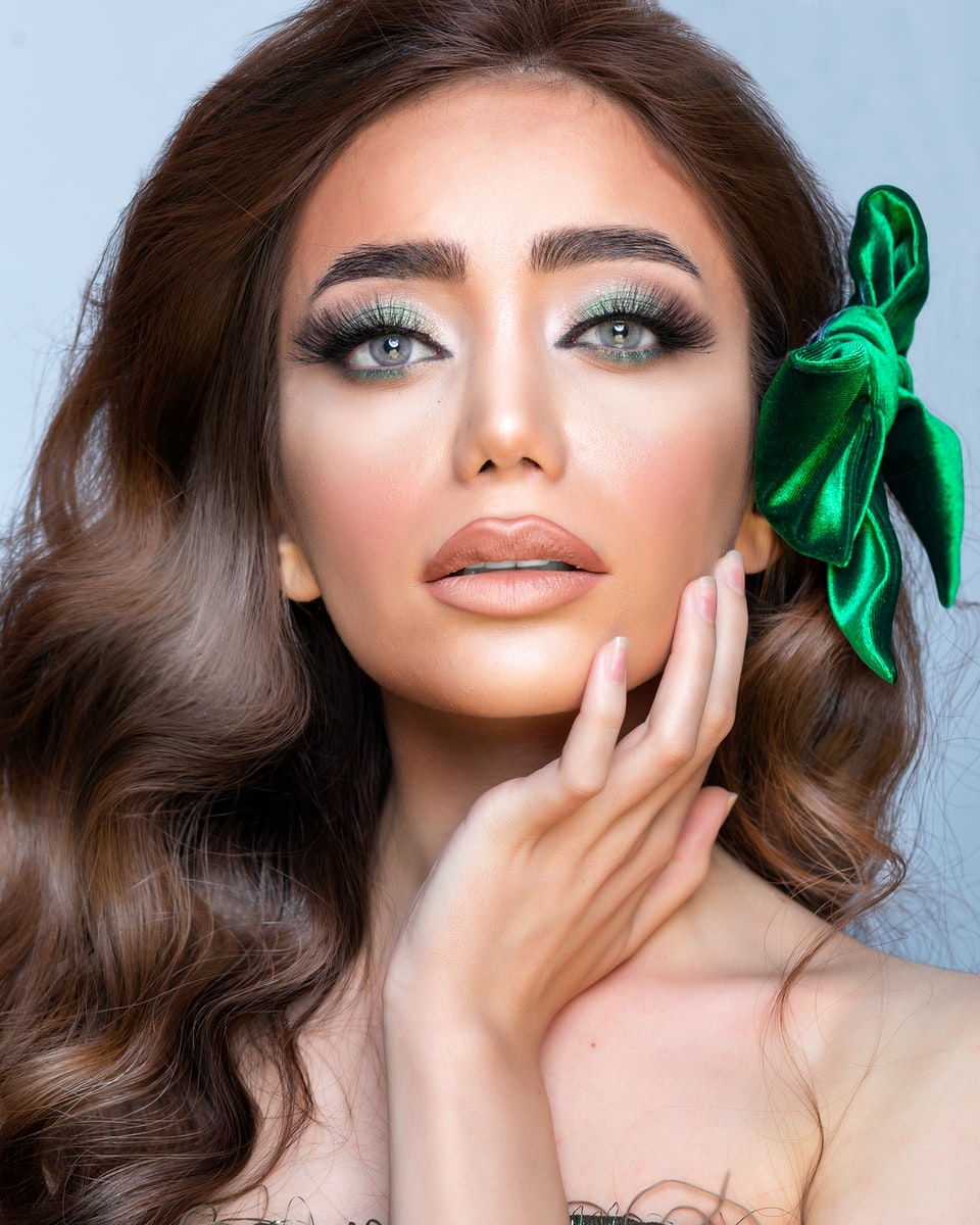 Sara Dabaghian - ČasProŽeny.cz woman with green hair tie