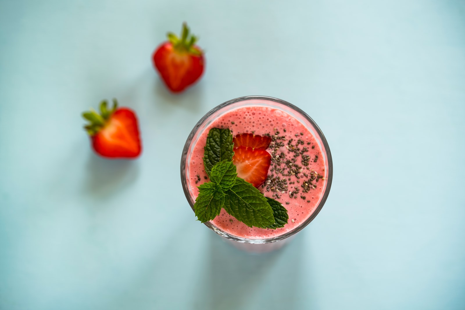 Photo by Joanna Kosinska - ČasProŽeny.cz strawberry juice on white surface