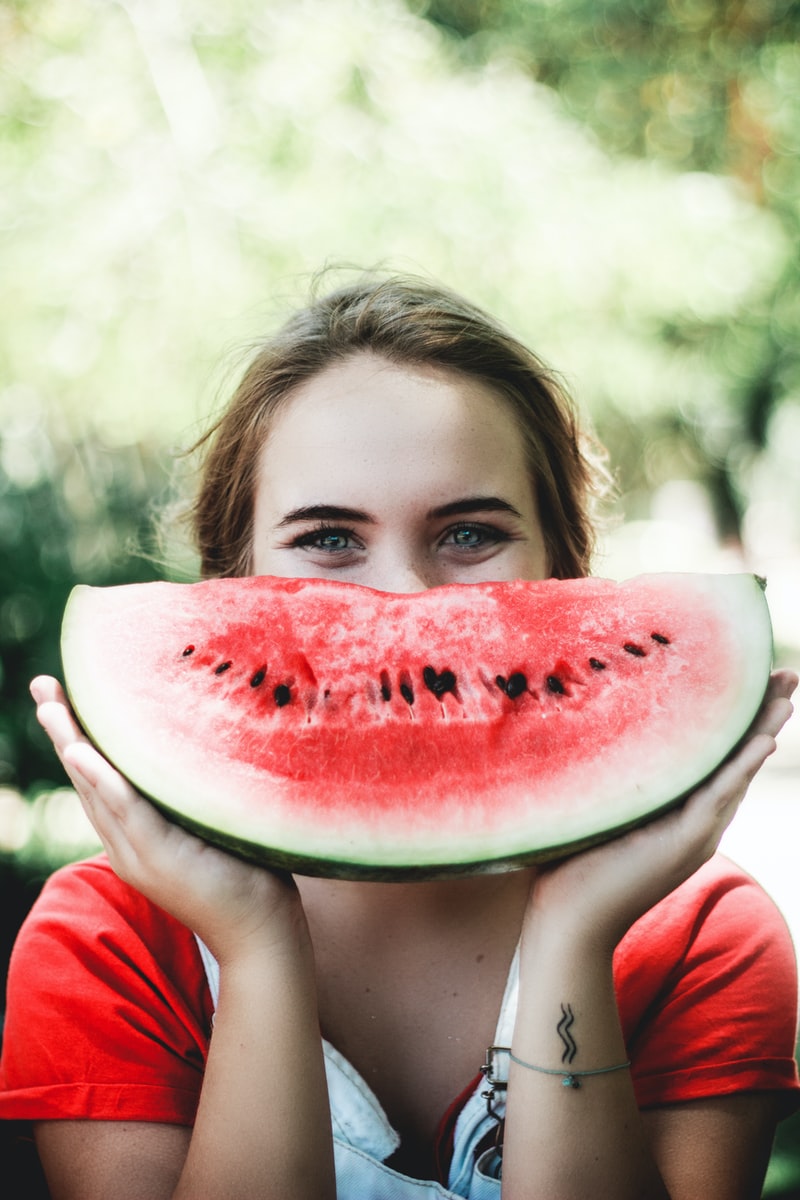 - ČasProŽeny.cz woman holding sliced watermelon