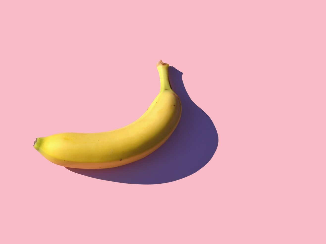 - ČasProŽeny.cz riped banana on pink surface