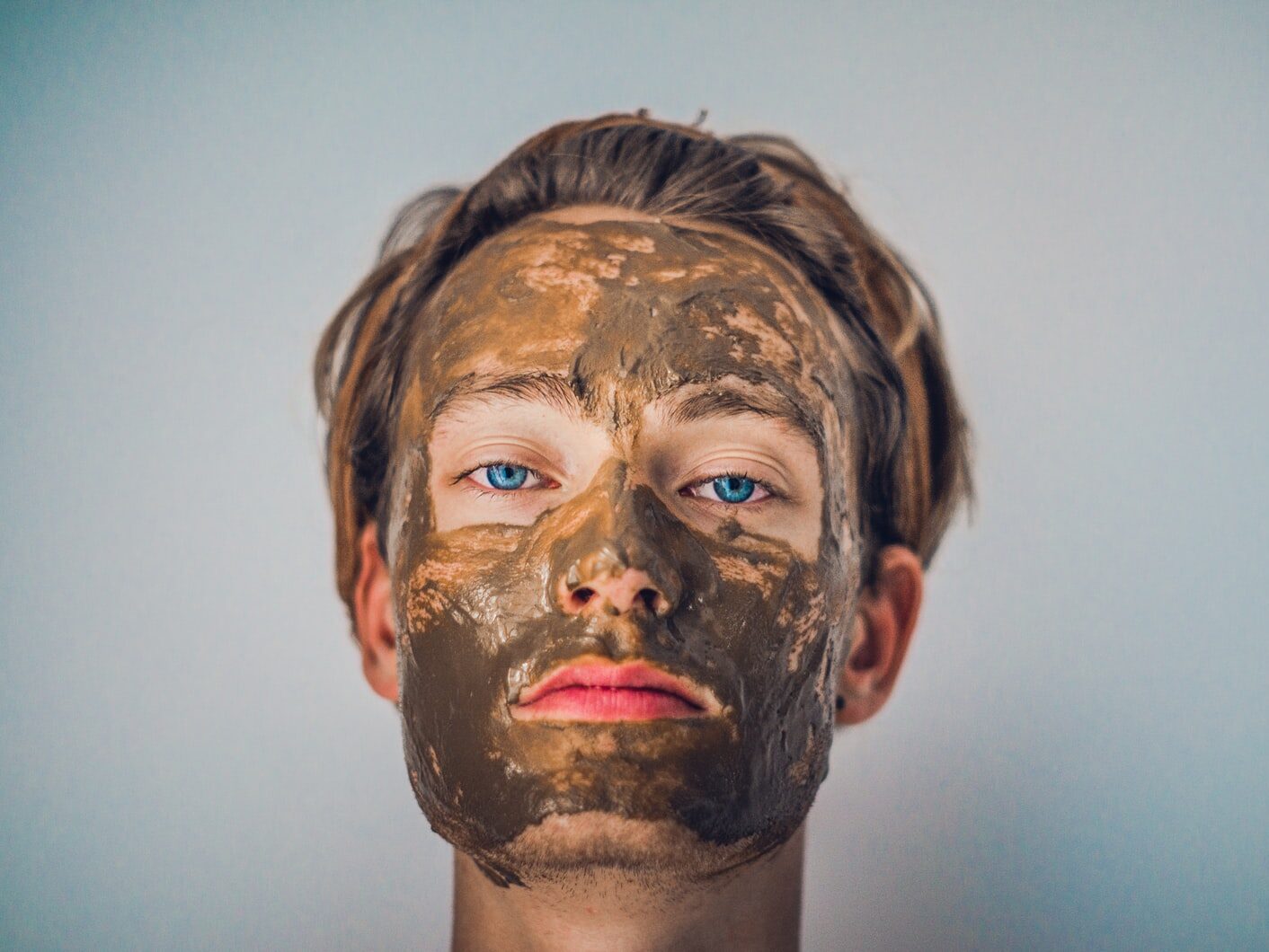 shallow focus photography of men's muddy face
