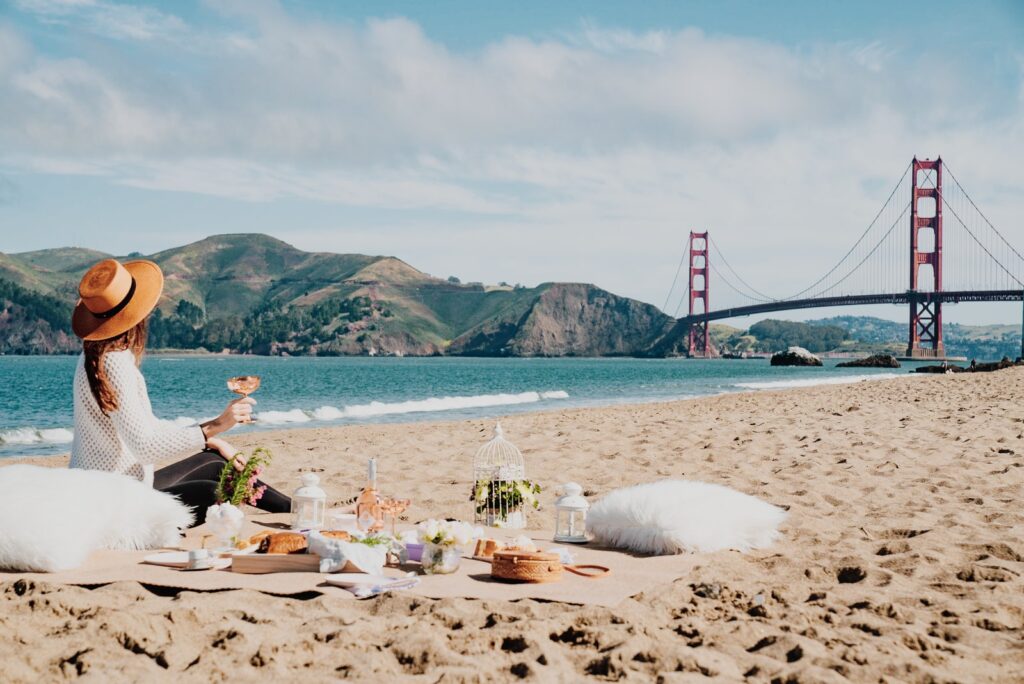 - ČasProŽeny.cz woman sitting near seashore while looking at Golden Gate, Sam Francisco