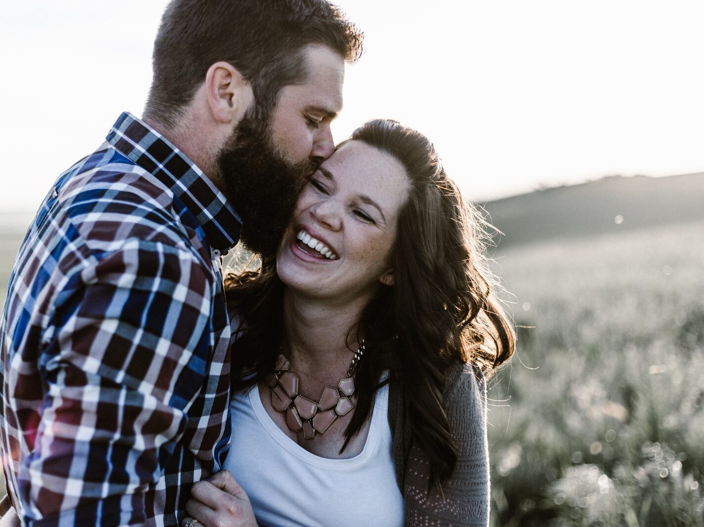 Priscilla Du Preez - ČasProŽeny.cz man kissing woman in grass area