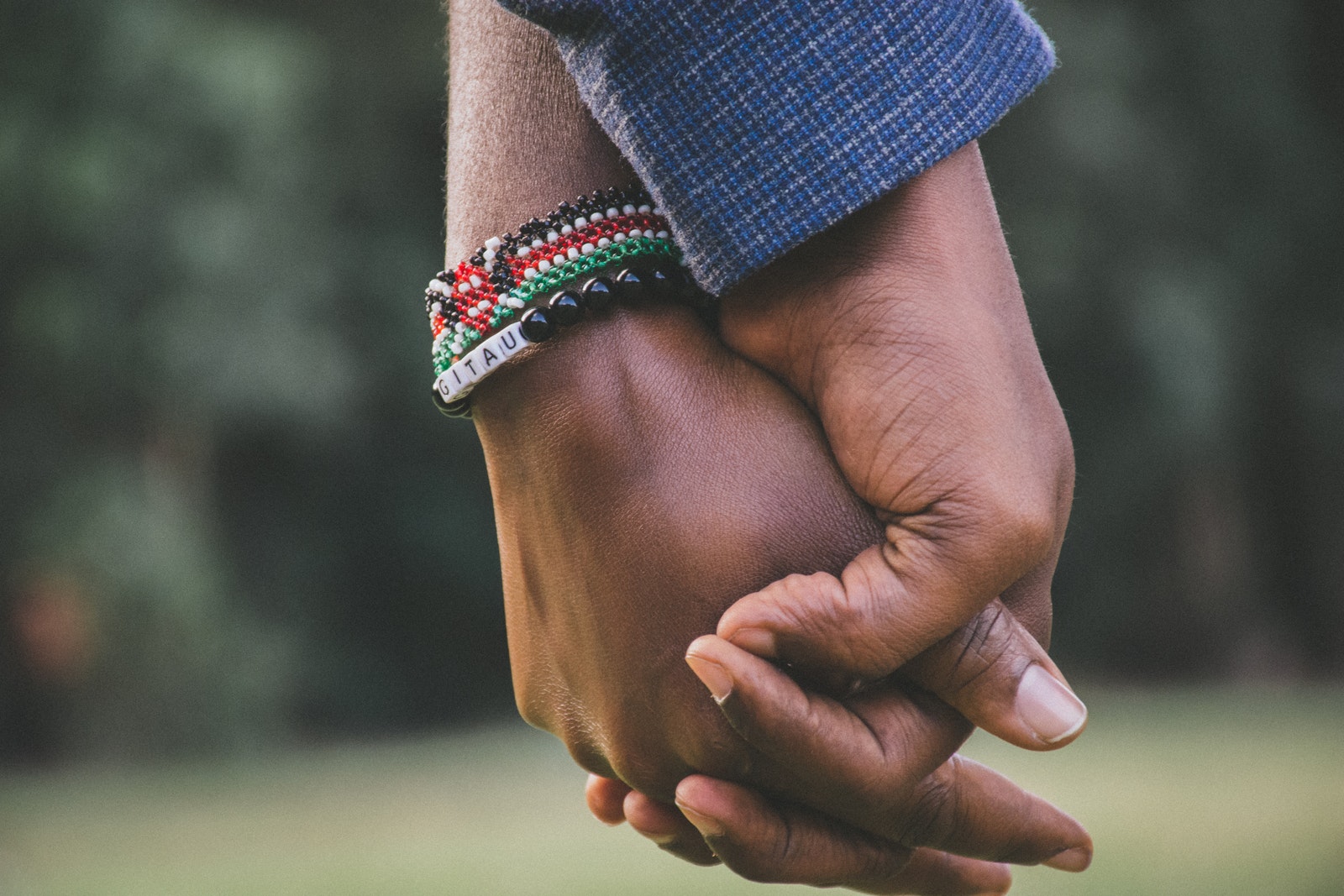 - ČasProŽeny.cz close-Up Photo of Two Person's Holding Hands