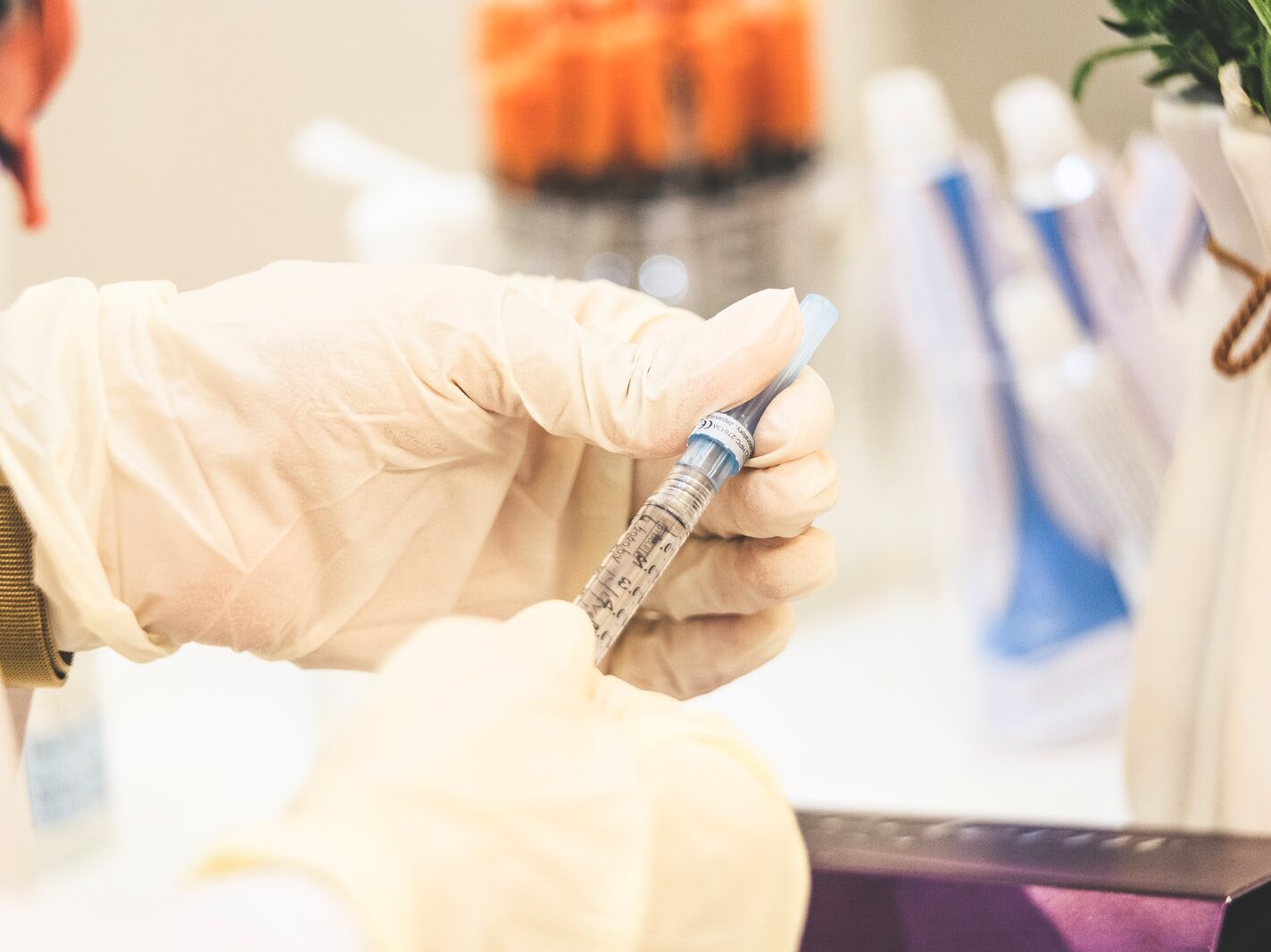 - ČasProŽeny.cz person holding white and black pen