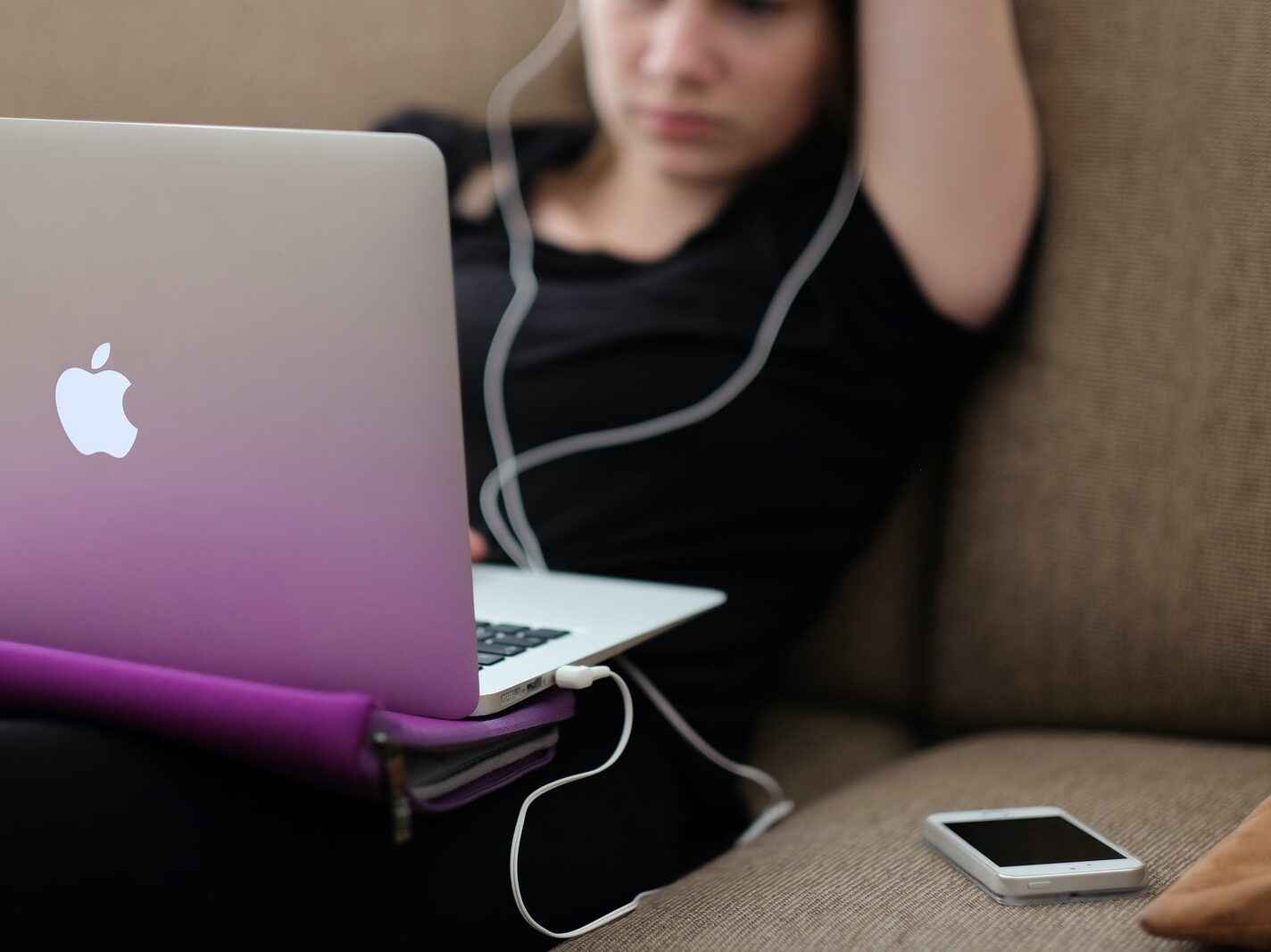 - ČasProŽeny.cz woman sitting on sofa with MacBook Air