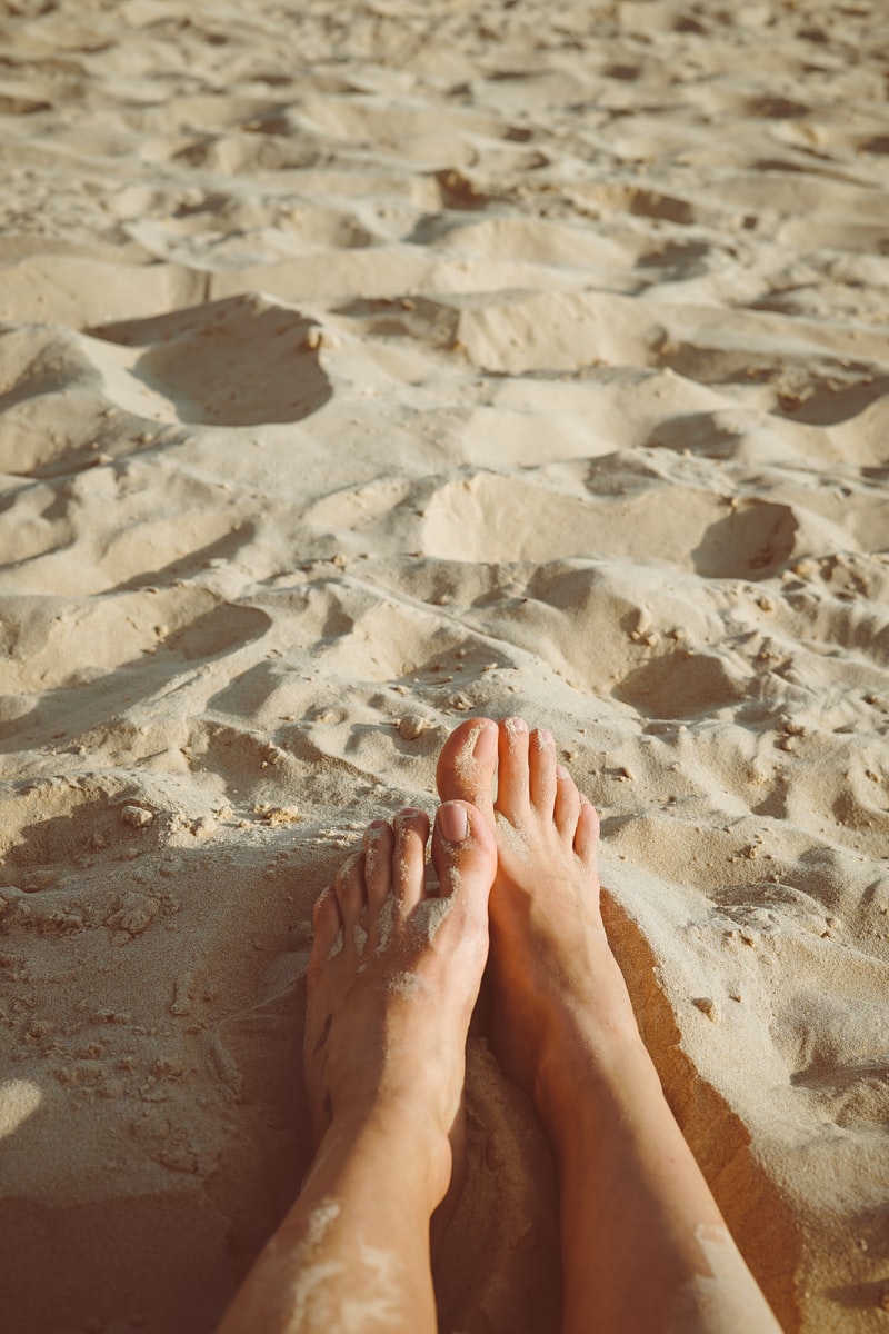 Toa Heftiba - ČasProŽeny.cz person's feet lying on sand