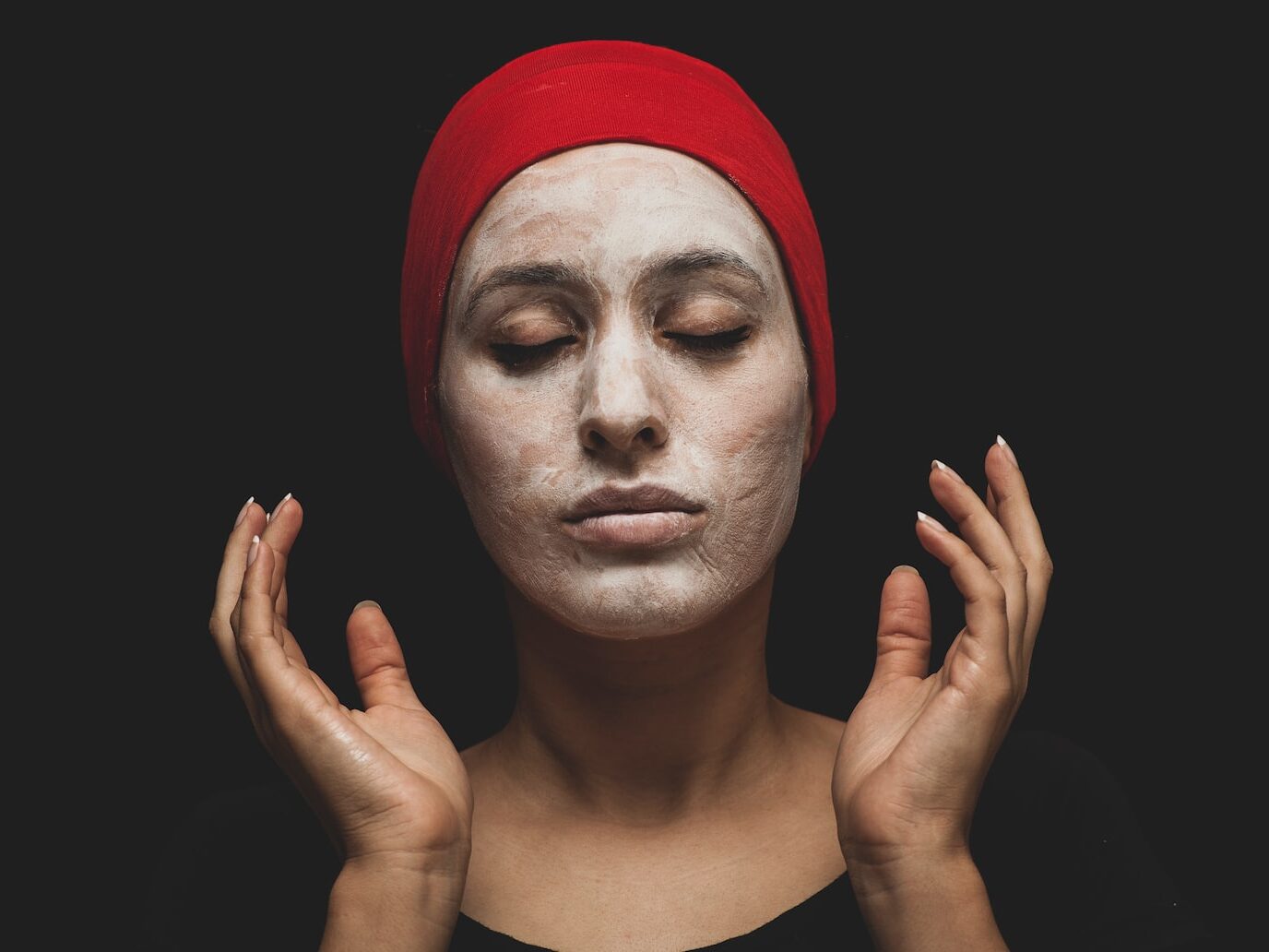 - ČasProŽeny.cz woman with red hijab on her head