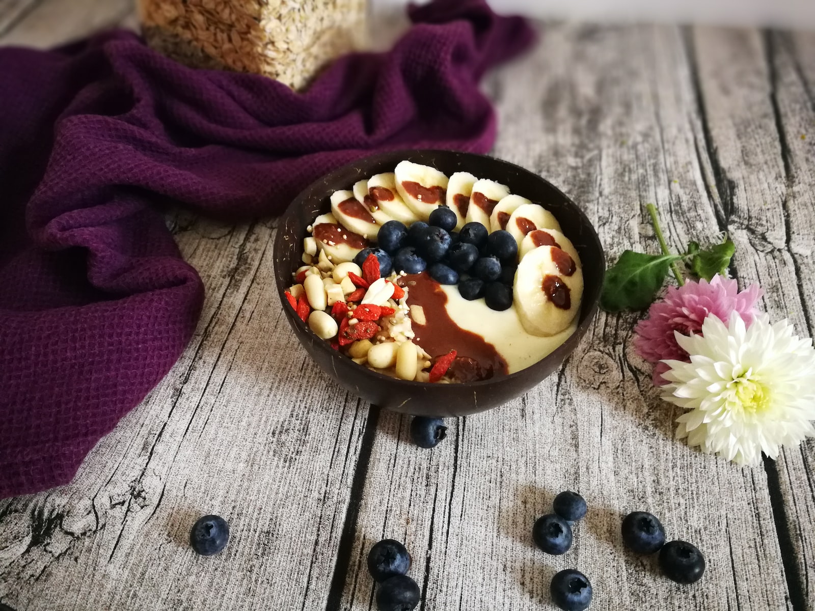 Franziska Haßler - ČasProŽeny.cz blueberries and nuts with brown syrup in brown bowl