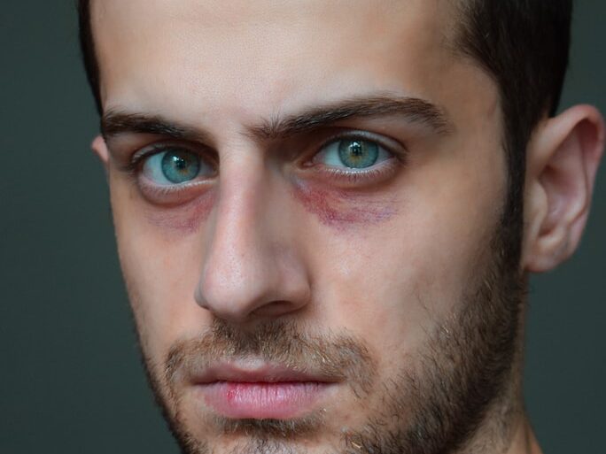 - ČasProŽeny.cz man in black crew neck shirt