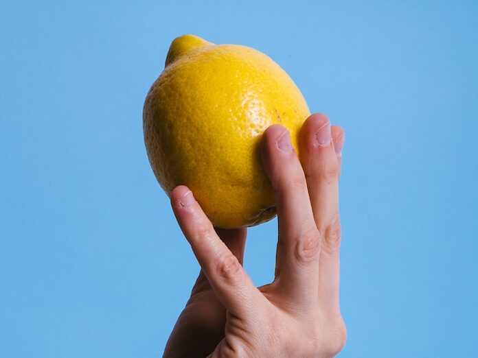 - ČasProŽeny.cz person holding lemon