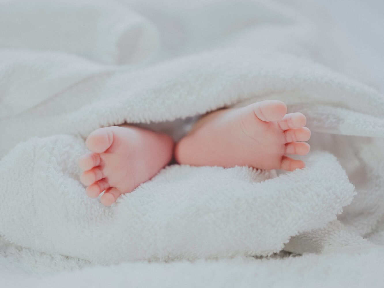 - ČasProŽeny.cz barefooted baby covering white blanket