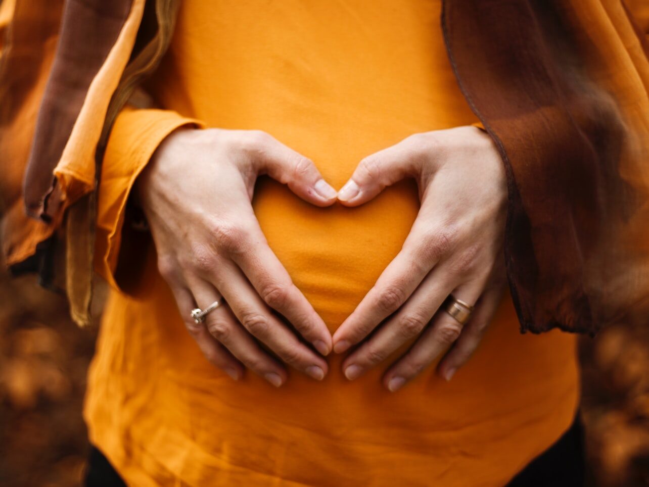 - ČasProŽeny.cz person touching stomach