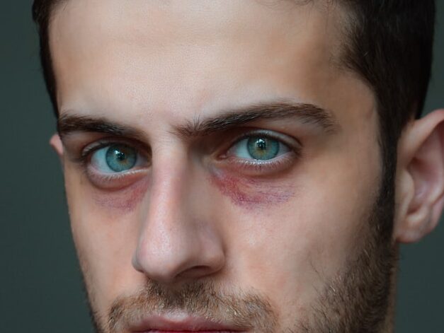 man in black crew neck shirt