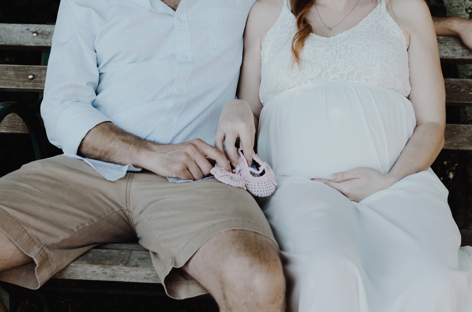- ČasProŽeny.cz close-up photo of man and woman sitting on bench