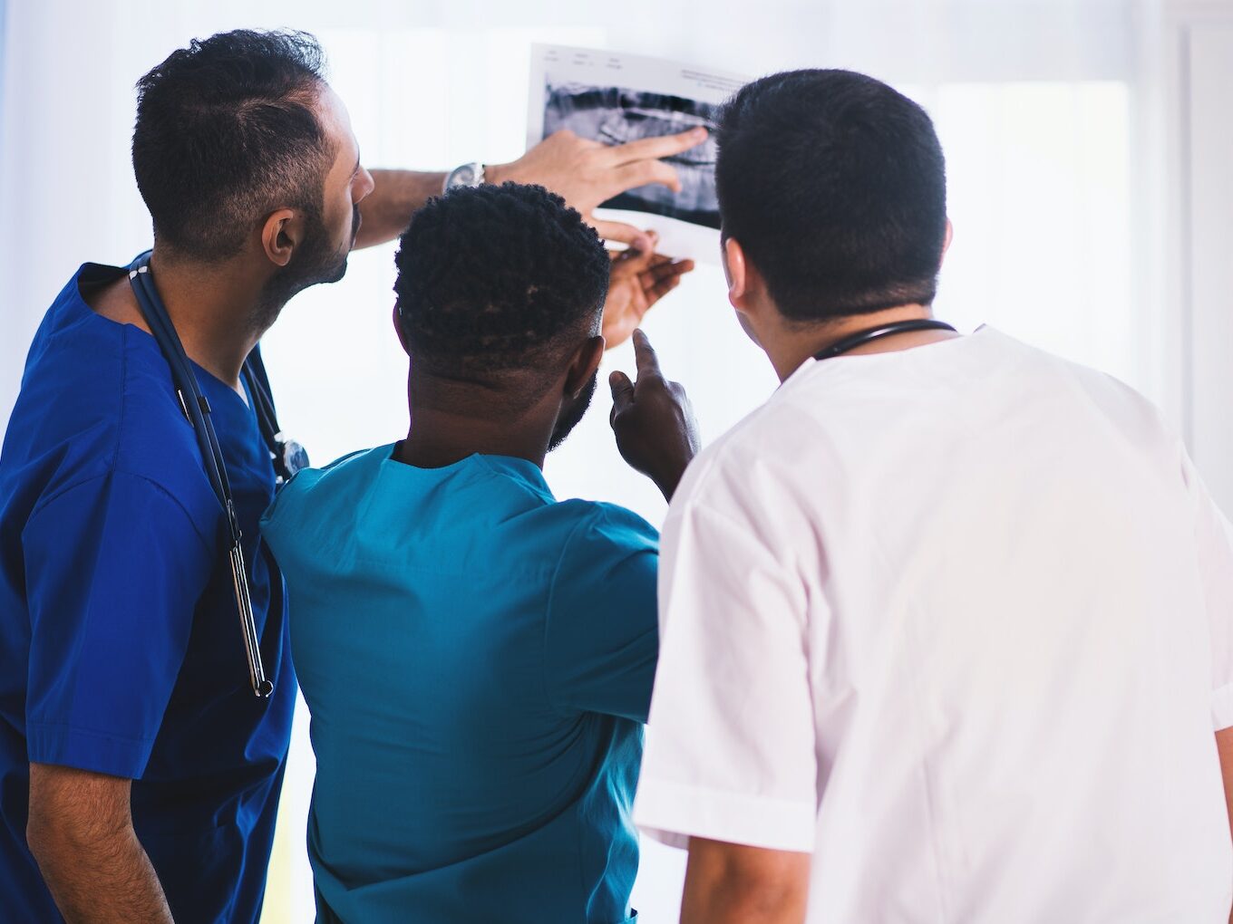 - ČasProŽeny.cz Three Person Looking at X-ray Result